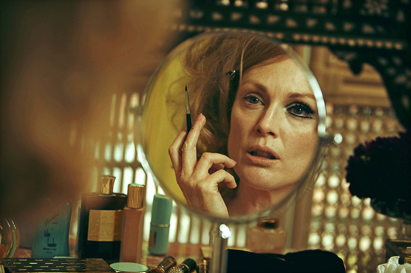 julianne-moore-make-up-mirror ~ The Midult